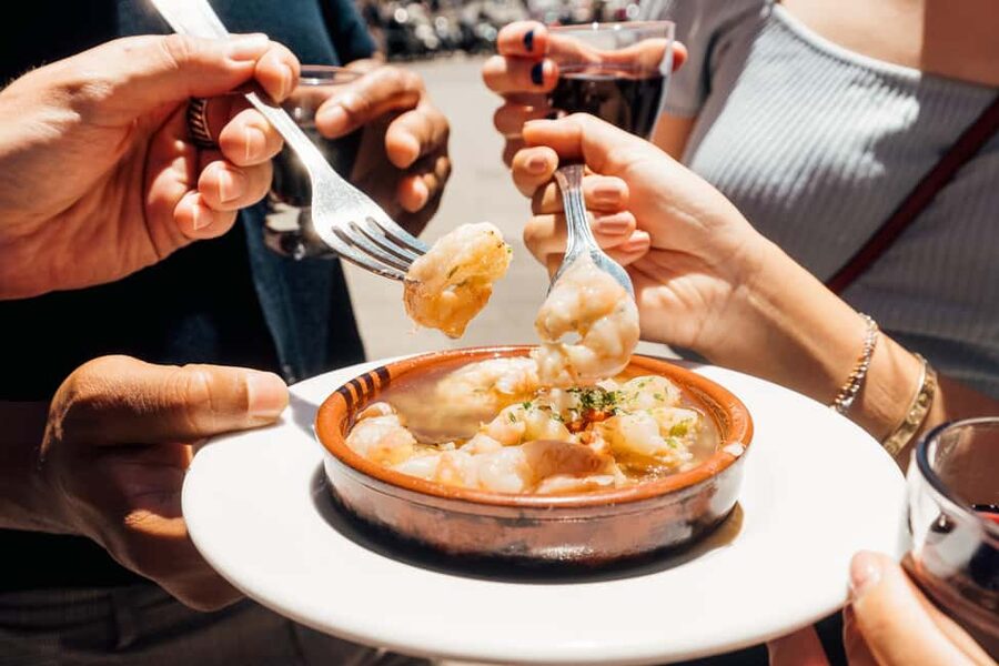 Madrid: Food Walking Tour with Drink and Local Guide - Starting with tapas in La Latina