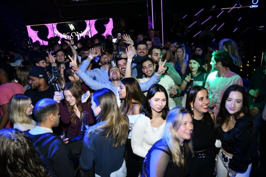 Madrid: Guided Pub Crawl Madrid Experience and Club Entry - Walking, timing, and what to wear