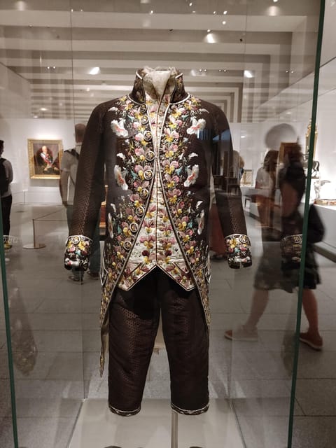 Madrid: Guided Tour of the Royal Collections Gallery - What the two-hour format means