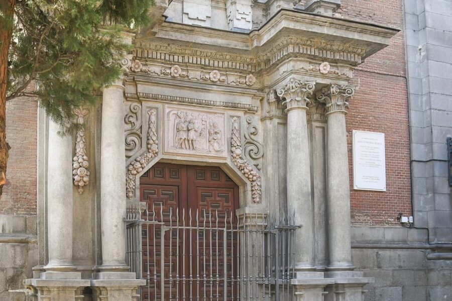 Madrid: Hidden Gems and Secrets Small Group Walking Tour - The Royal Palace and the city of kings