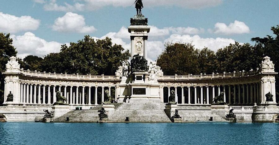 Madrid: Historical Center 2.5-Hour Guided Walking Tour - The world’s oldest restaurant adds a curious stop