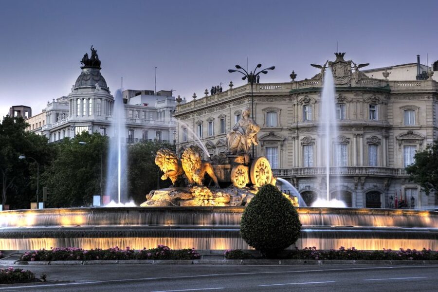 Madrid: Historical Center 2.5-Hour Guided Walking Tour - Choosing between small group and private