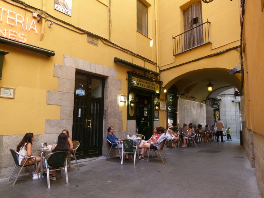 Madrid Historical Centre & Old Town Walking Tour in French - The Royal Palace and the question of today’s kings