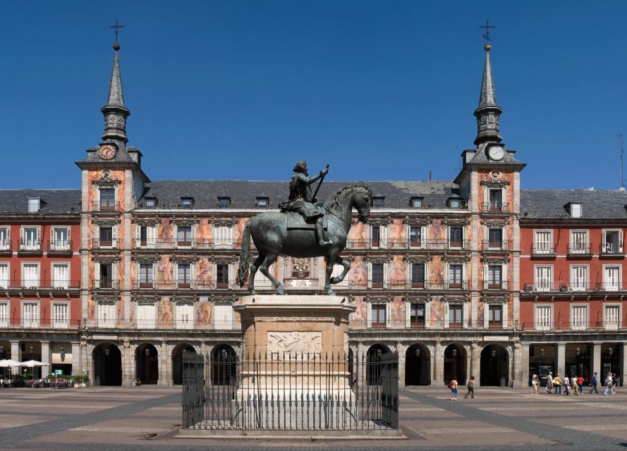 Madrid Historical Centre & Old Town Walking Tour in French - Plaza de la Villa and Madrid’s medieval character