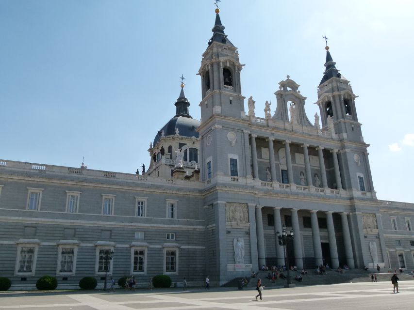 Madrid Historical Centre & Old Town Walking Tour in French - Madrid’s Moorish roots and rise as Spain’s capital