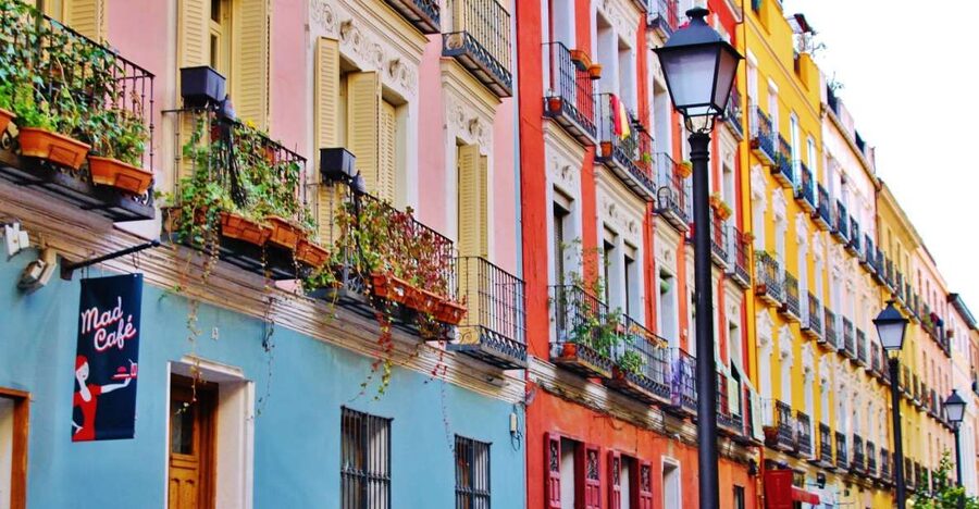 Madrid Historical Centre & Old Town Walking Tour in French - Why the small group and private options matter