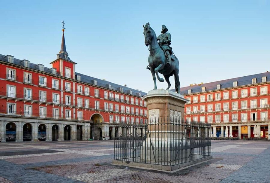 Madrid Historical Centre & Old Town Walking Tour in French - Plaza Mayor and the city’s public stage