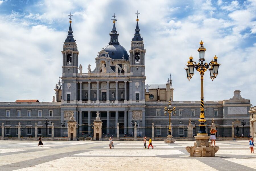 Madrid: History, Bites & Sips – An Intimate Tour Since 2018 - Plaza de la Cruz Verde and the city’s darker stories