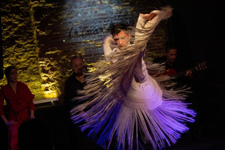 Madrid: La Cueva de Lola Flamenco Show Tickets with Drink - Entering La Cueva de Lola in La Latina