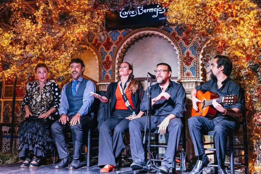 Madrid: Live Flamenco Show with Food and Drinks Options - Food, service, and language