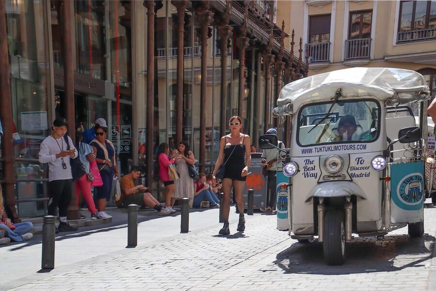 Madrid: Make your own 60 minutes tuk tuk tour - Starting near the Almudena Crypt