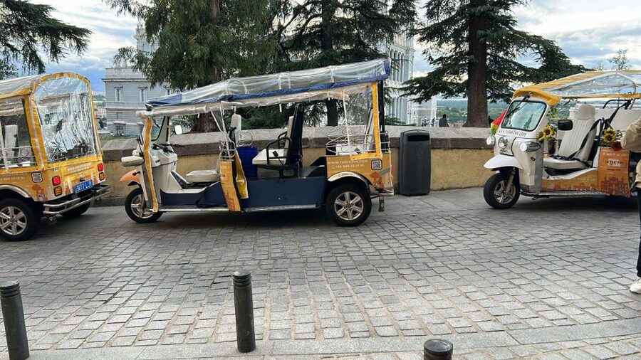 Madrid: Modern tour with Private guide in yellow tuk tuk - Prado Museum, Jerónimos and Retiro Park