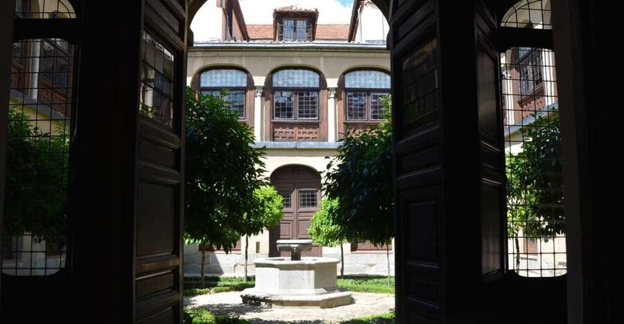 Madrid: Monastery of Descalzas Reales Tour with Tickets - Why the Descalzas Reales feels different from a museum