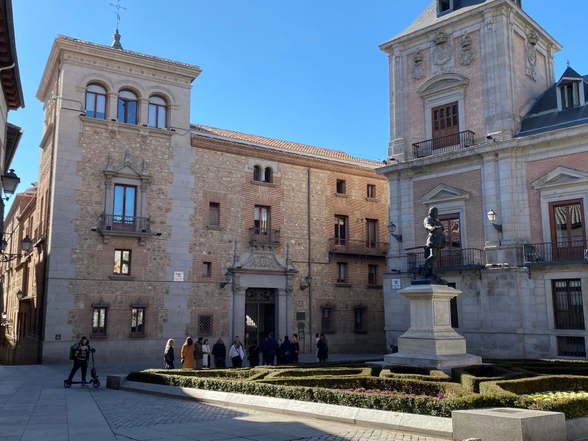 Madrid: Monastery of Descalzas Reales Tour with Tickets - Chapels filled with sculpture and devotional art