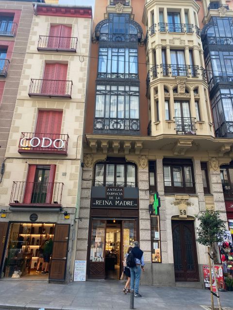 Madrid: Monastery of Descalzas Reales Tour with Tickets - What the guide adds to the experience