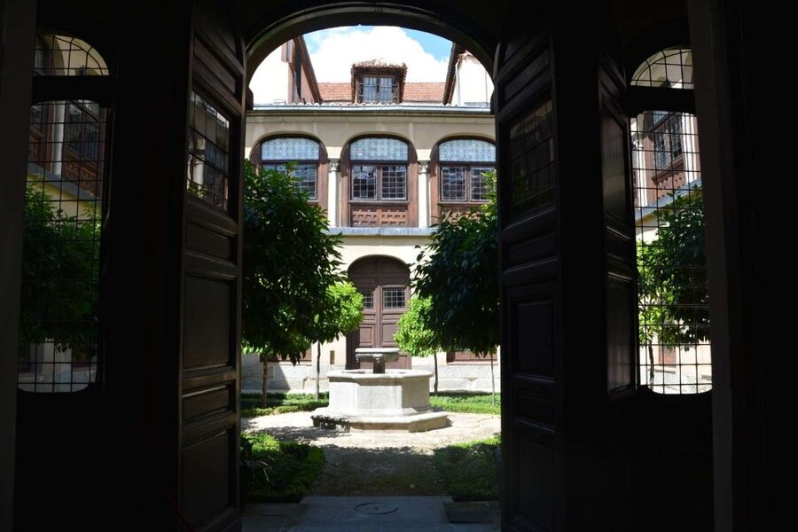 Madrid: Monastery of Descalzas Reales Tour with Tickets - The palace staircase and the first great surprise