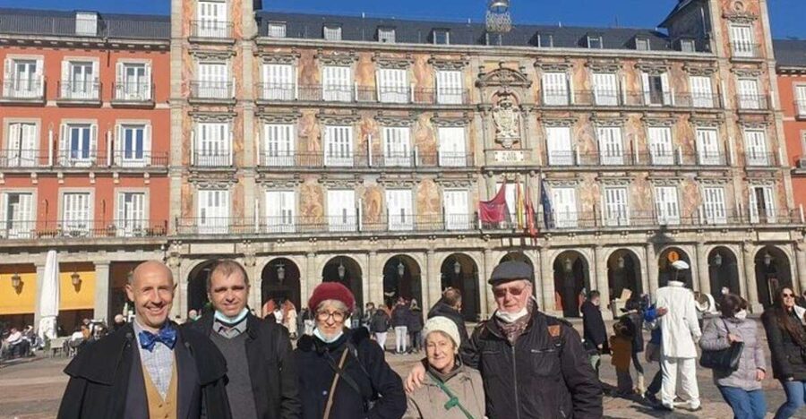 Madrid: Must-See Attractions Walking Tour - Reading Madrid’s architecture at Plaza de la Villa