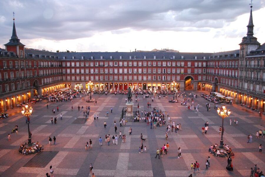 Madrid: Mysteries and Legends Tour - Linares Palace and its unexplained noises
