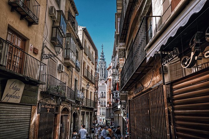 Madrid Old City Guided Exclusive Guided Walking Tour - How the Guides Shape the Experience
