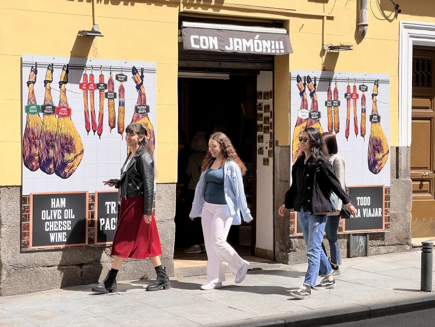 Madrid: Old Town Walking Tour and Flamenco Show - A one-hour flamenco show at Torres Bermejas