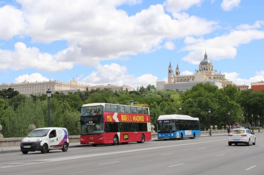 Madrid: Open-Top Big Bus Sightseeing Tour with Live Guide - Fuente Neptuno and the Paseo del Prado