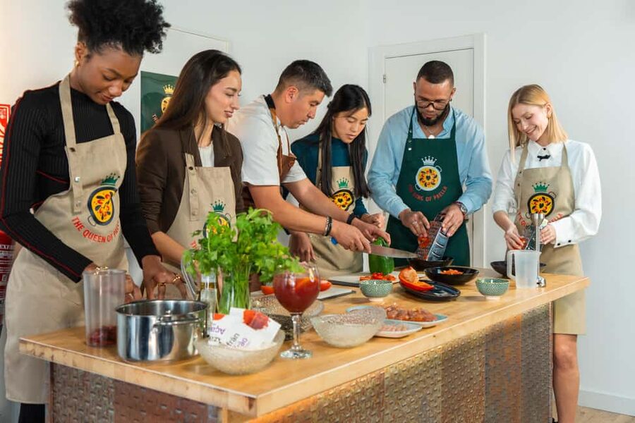 Madrid: Paella and Sangria Workshop with Tapas - Choosing seafood, chicken, or vegetable paella