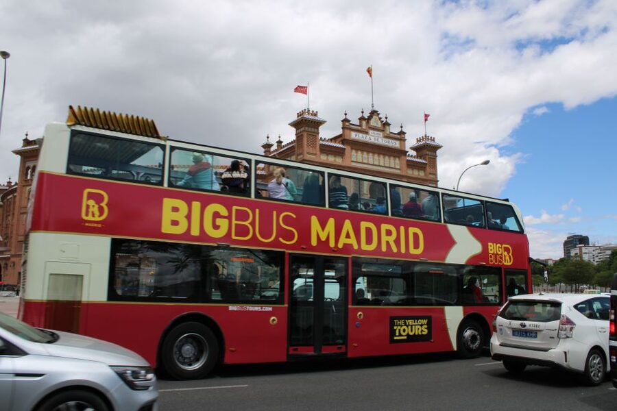 Madrid: Panoramic Open-Top Bus Day or Night Tour with Guide - The guide makes the difference