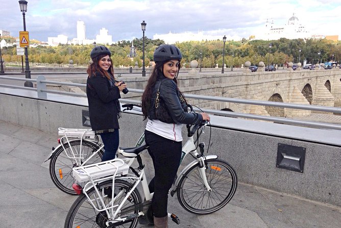 Madrid Parks Bike or e-bike Tour: Riverside & Casa de Campo - Entering the huge Casa de Campo