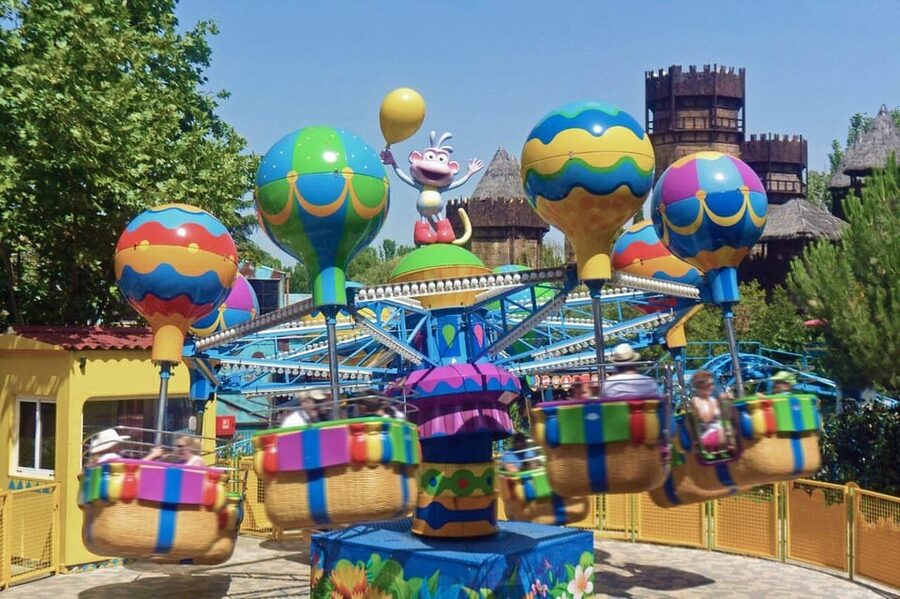 Madrid: Parque de Atracciones de Madrid Entry Ticket - Food, shops, and a full-day rhythm