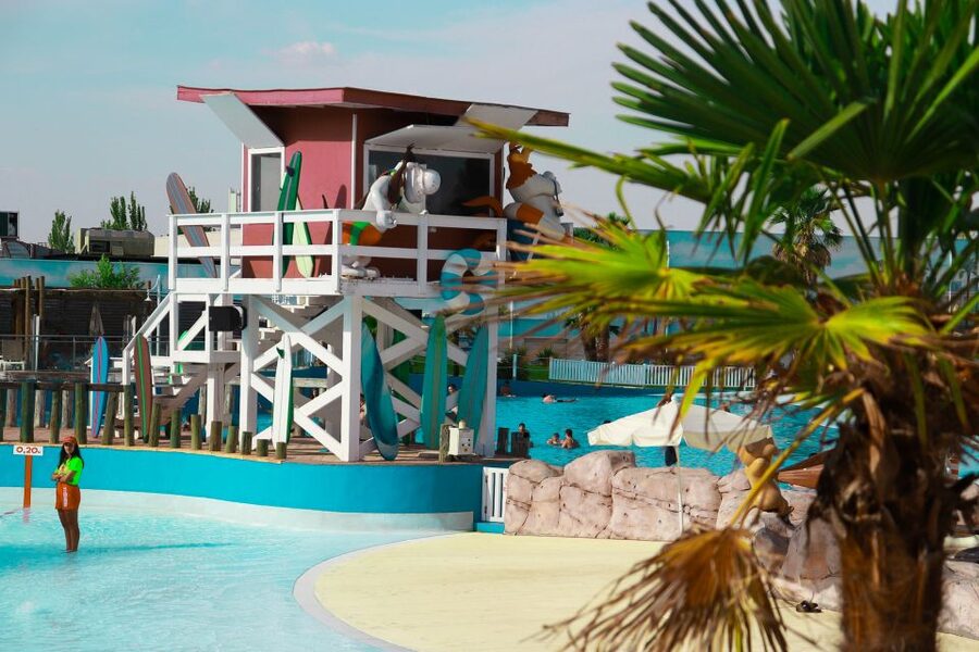 Madrid: Parque Warner Beach Entry Ticket - Restaurants, shops, and the practical side of staying all day