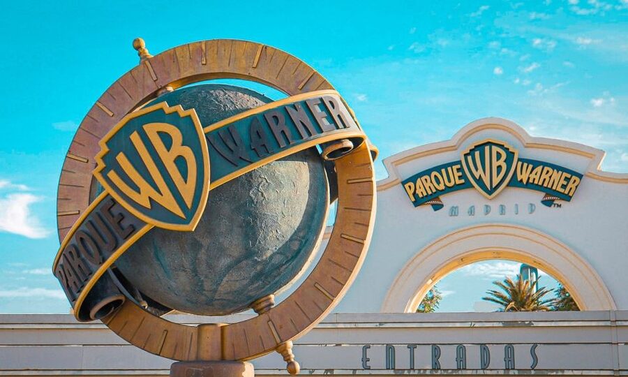 Madrid: Parque Warner Ticket and Roundtrip Transportation - DC Super Heroes World brings the speed