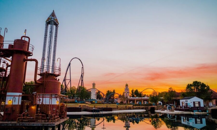 Madrid: Parque Warner Ticket and Roundtrip Transportation - Old West Territory goes big and wooden