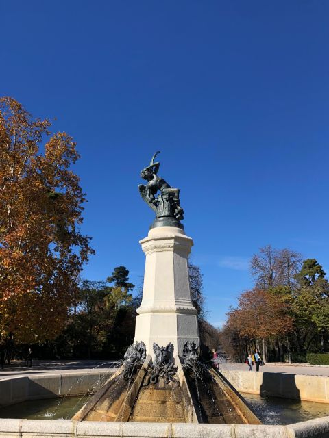 Madrid: Prado Avenue and Retiro Park Guided Walking Tour - What the guide adds to the walk