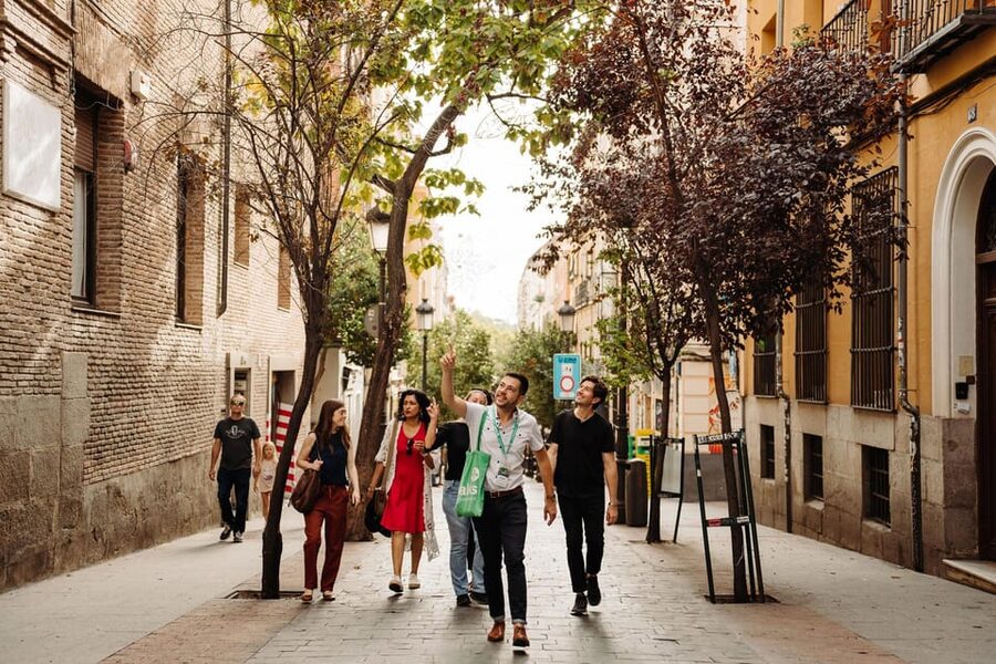 Madrid: Prado Museum & Lunch at World’s Oldest Restaurant - Entering Botín before the lunch crowd