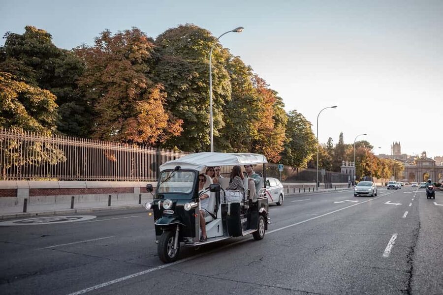 Madrid: Private City Tour by Eco Tuk Tuk - What changes with one, two, three, or four hours