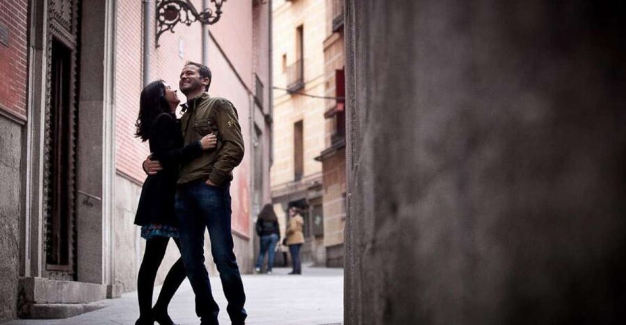 Madrid: Private Photo Shoot and Professional Images - Meeting a bilingual photographer in central Madrid