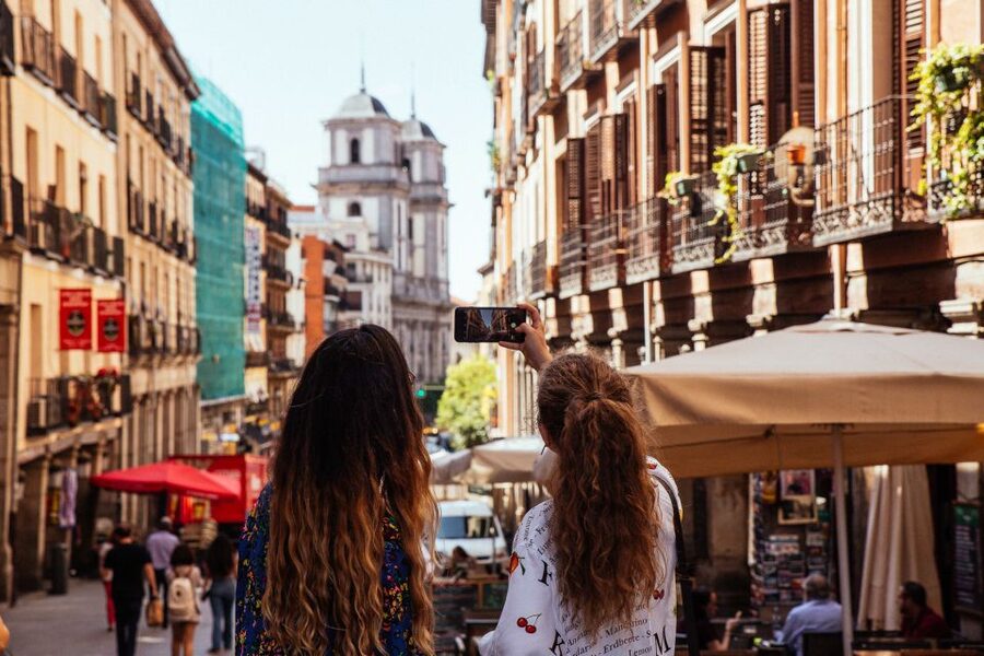 Madrid: Private Tour w/ Locals – Highlights and Hidden Gems - Finding the less obvious side of Madrid