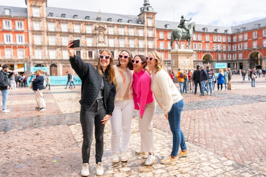 Madrid: Professional photoshoot at The Royal Palace - Why a Royal Palace photo session can be worth it