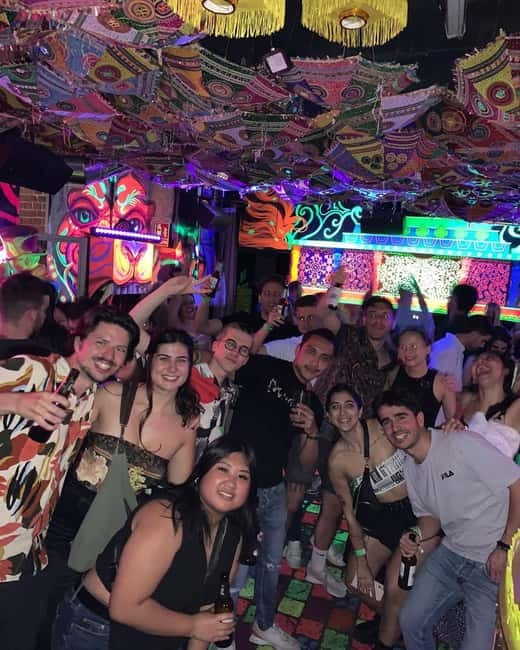 Madrid: Pub Crawl Madrid's Night Time - Following the guide to the club