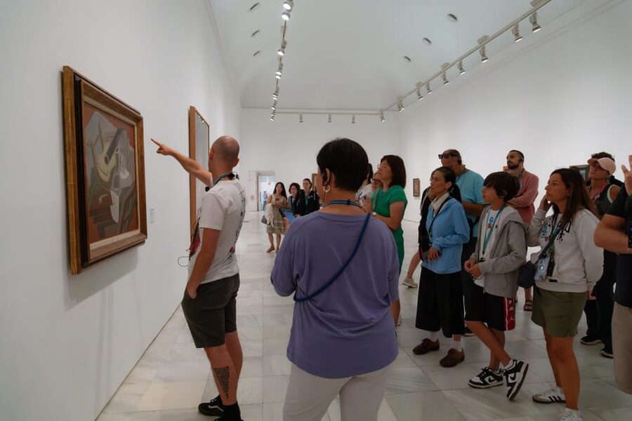 Madrid: Reina Sofia and Prado Museum Tickets and Guided Tour - Finding the white umbrella at the Reina Sofía