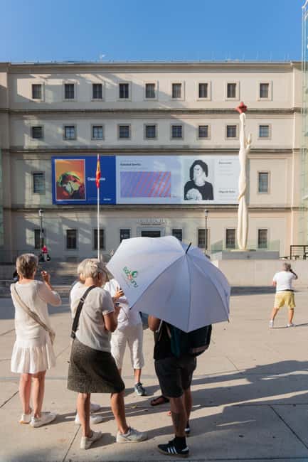 Madrid: Reina Sofía Guided Tour with Skip-the-Line Tickets - Priority access and the first steps inside