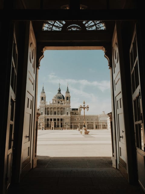 Madrid Retro Tour 120 min, old town, modern Madrid + surprise destination - Key points to know before booking