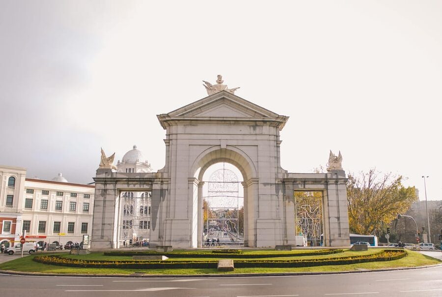 Madrid Retro Tour 120 min, old town, modern Madrid + surprise destination - Retiro Park, Puerta de Alcalá, and Cibeles