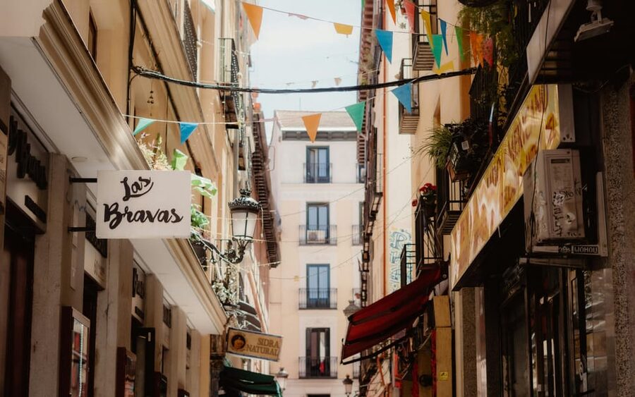 Madrid Retro Tour 120 min, old town, modern Madrid + surprise destination - The timing needs a quick check