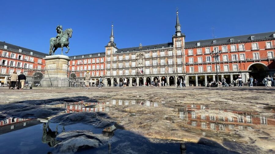 Madrid: Royal Palace Entry Ticket and Small Group Tour - Starting at Mayor 43 Street and walking toward the palace