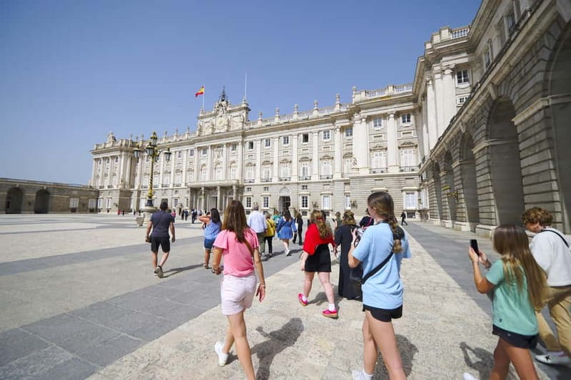 Madrid: Royal Palace Expert Guided Tour with Skip-the-Line - Why a guide changes the Royal Palace
