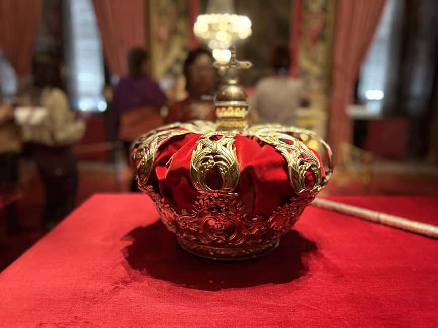Madrid: Royal Palace Guided Shared Group Tour - Why a small group changes the Royal Palace visit