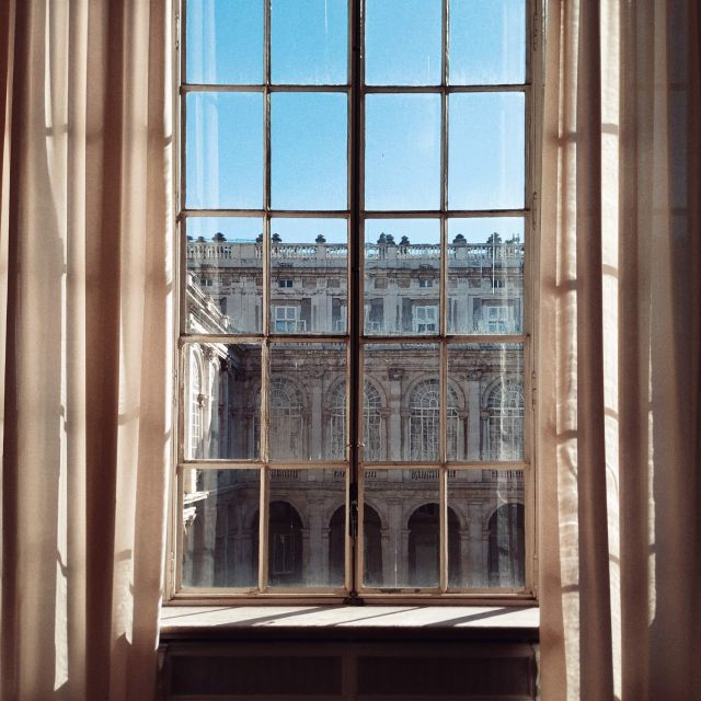 Madrid: Royal Palace Guided Shared Group Tour - Finding Felipe IV in Orient Square