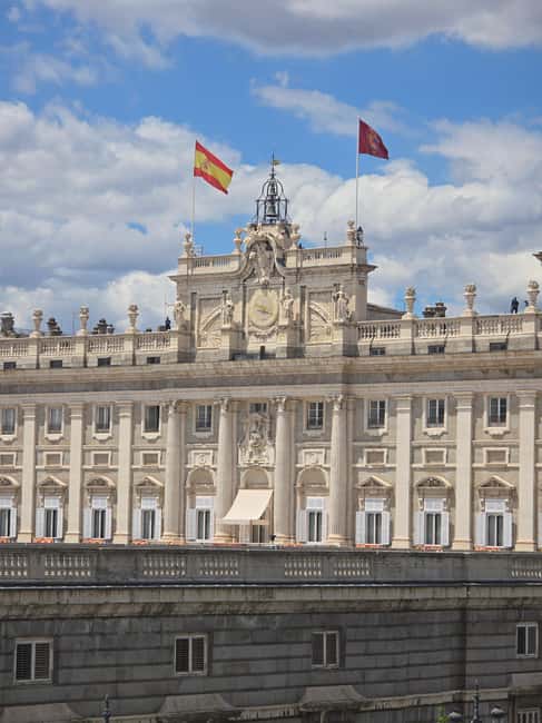 Madrid: Royal Palace Guided Tour w/ Skip-the-Line Entry - Meeting at Plaza de Ramales and reaching the palace