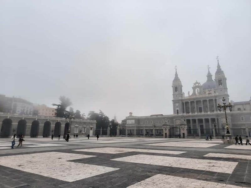 Madrid: Royal Palace Private Tour with Tickets - What a private guide adds